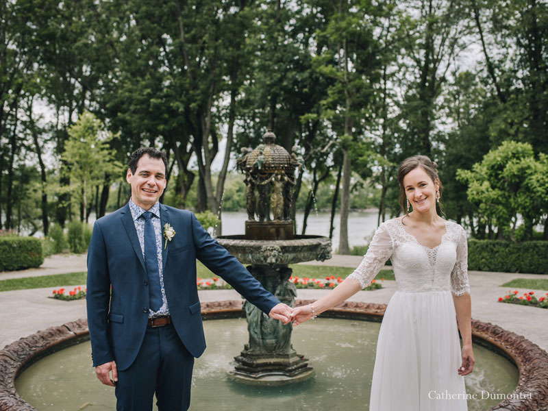 les mariés devant la fontaine du Manoir