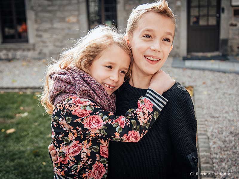 frère et soeur enlacés