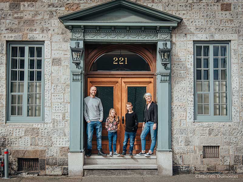 photo de famille dans le Vieux-Montreal