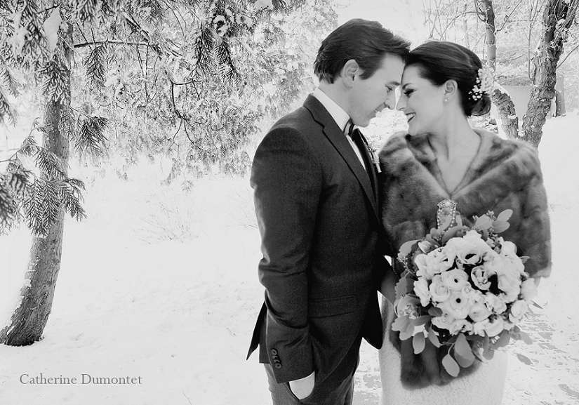 photo noir et blanc des mariés collés