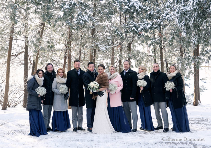 Les mariés et leur cortège dans la neige, en hiver