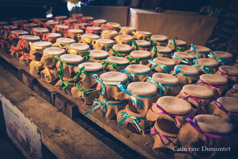 pots de confiture aux couleurs de l'arc-en-ciel