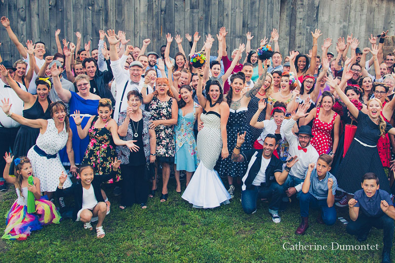 Photo de groupe avec les invités du mariage