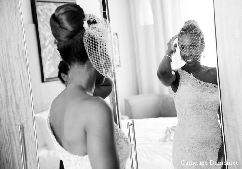 la mariée se regarde dans le miroir