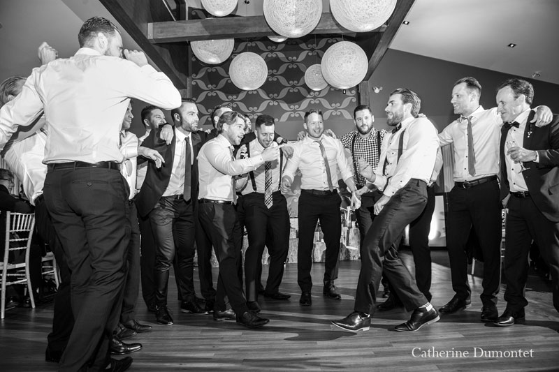 Le marié dansent avec ses amis