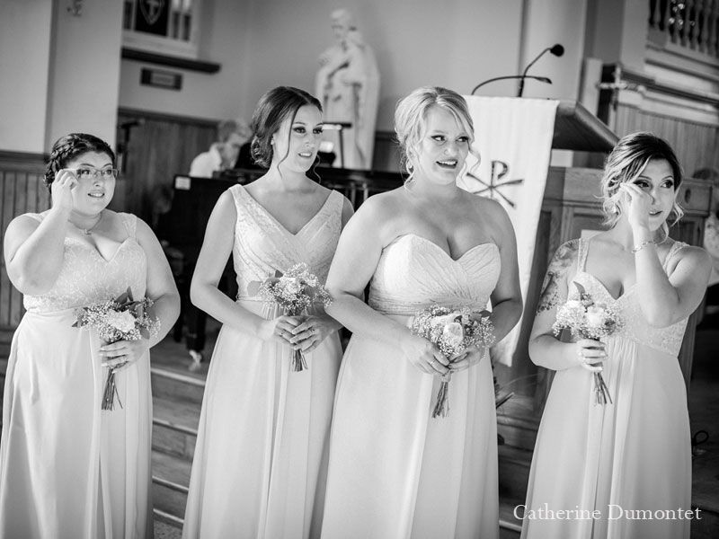 Les filles d'honneur qui sont émues