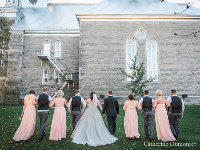 Les mariés et leur cortège à l'Église St-Sauveur