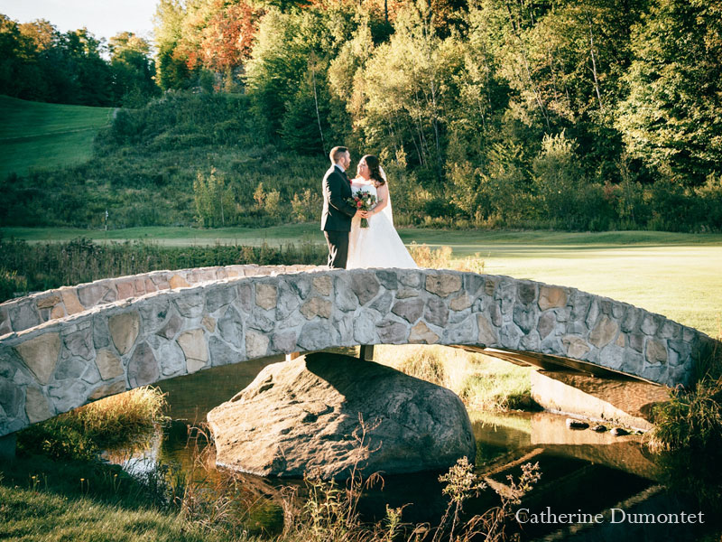 Les mariés sur le pont du golf Mont-Gabriel