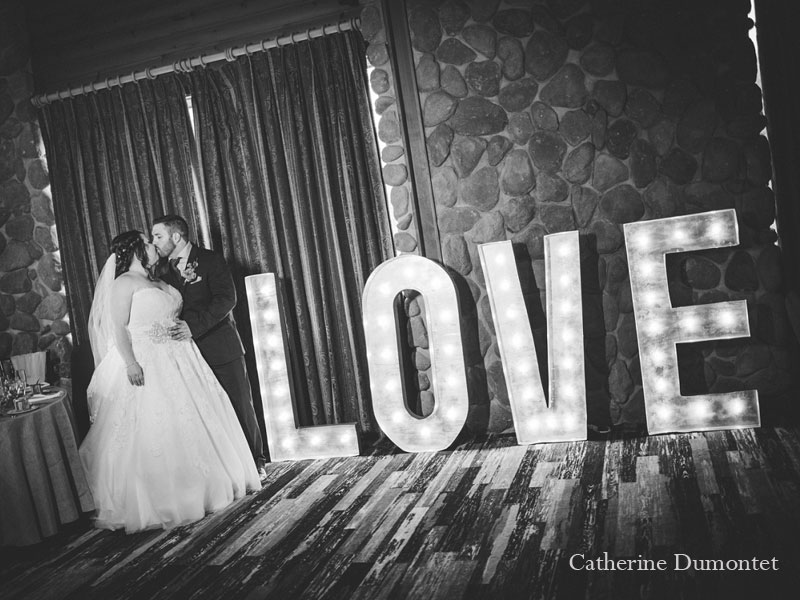 les mariés devant le Love