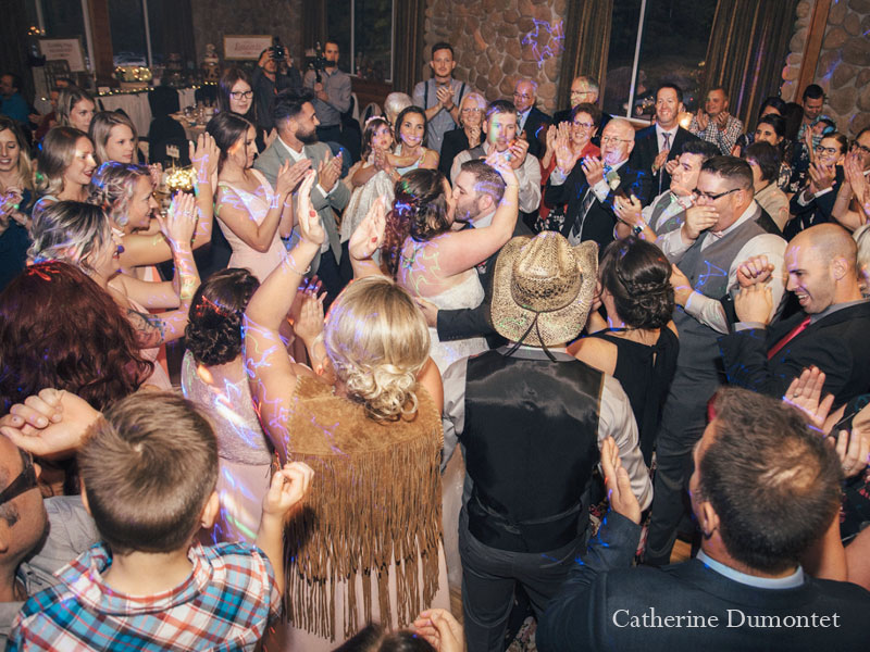Les invités sur la piste de danse