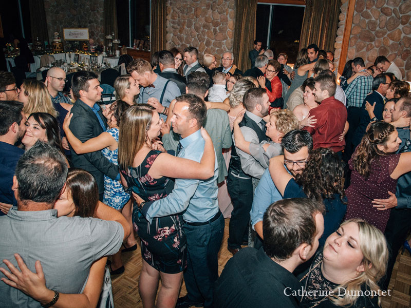 les invités sur le plancher de danse