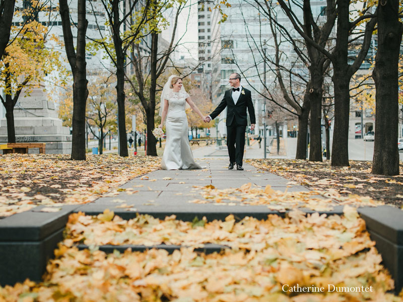les mariés au Square Victoria à Montréal