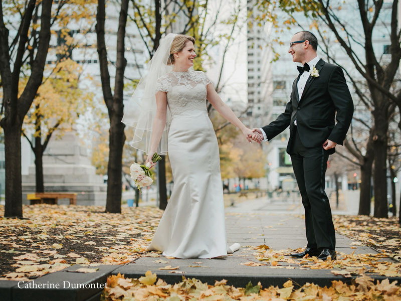 les mariés au Square Victoria à Montréal