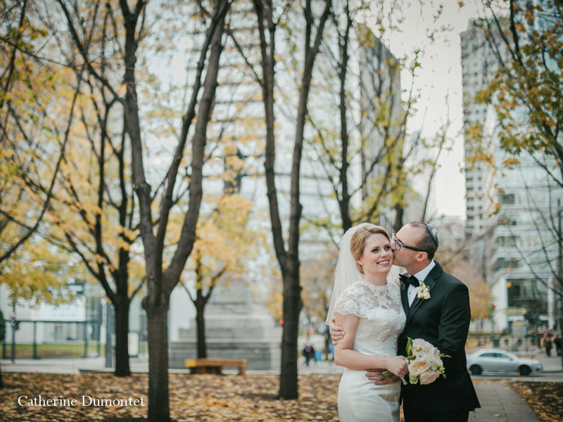 les mariés au Square Victoria à Montréal