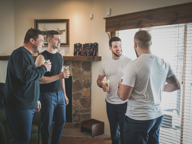 les gars prennent une bière