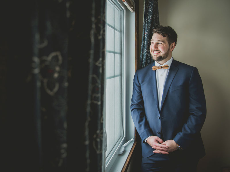 Portrait du marié à l'hôtel Mont-Gabriel