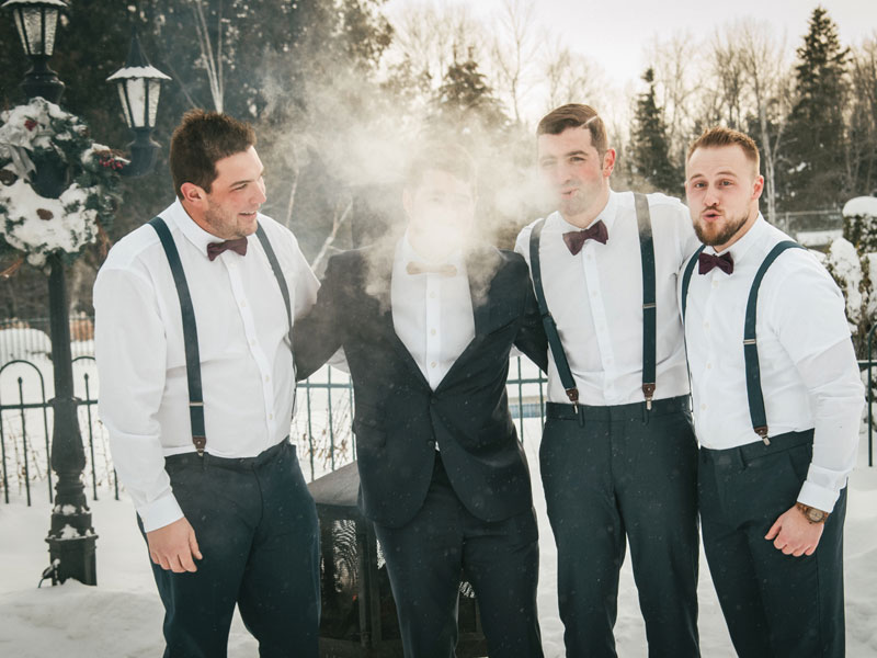 Les gars à l'extérieur en hiver