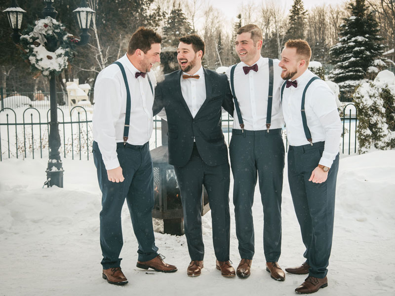 le marié et ses garçons d'honneur dans la neige