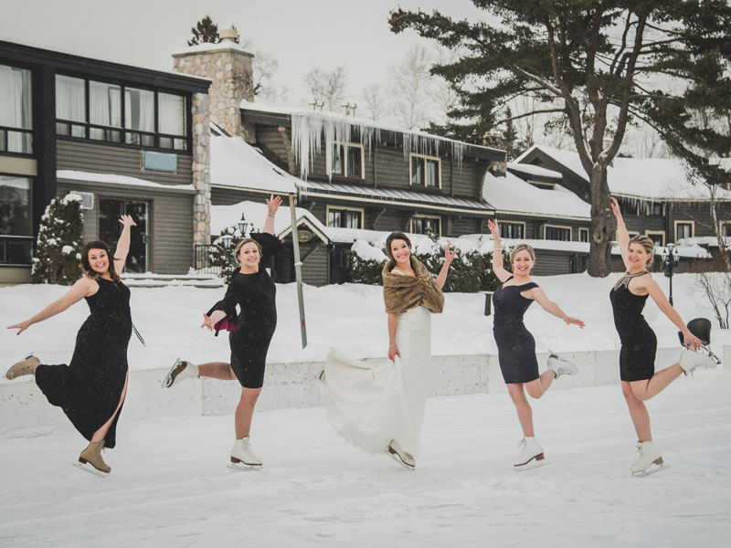La mariée et ses amies sur la patinoire