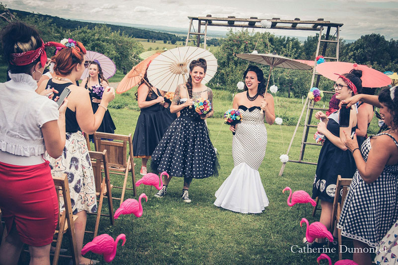 mariage lesbien rétro dans les vergers