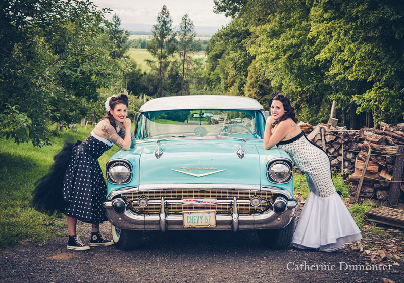 les mariées accotées sur vieille Chevy