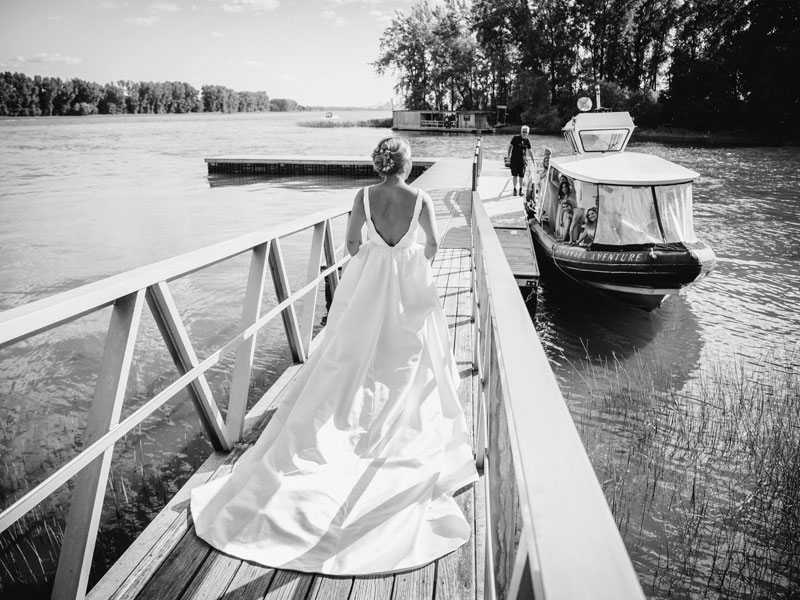 La mariée s'en va prendre le bateau