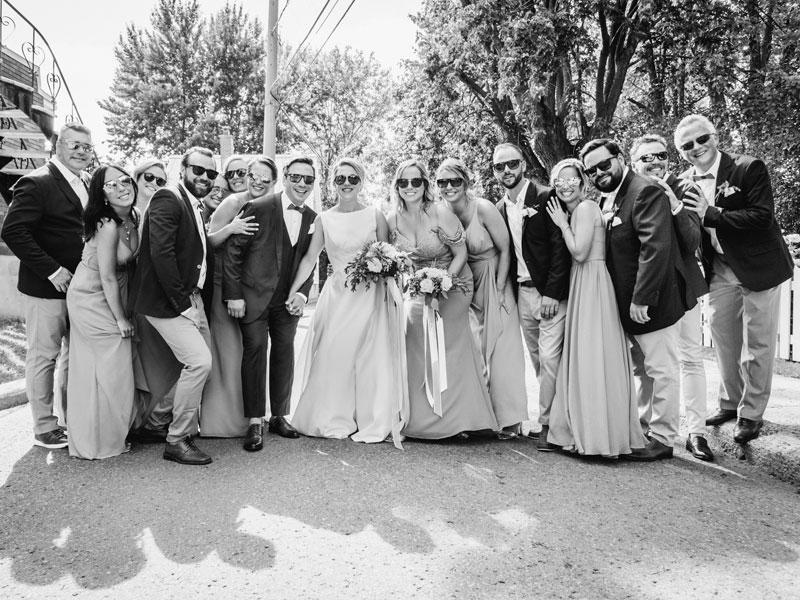 les mariés et le cortège