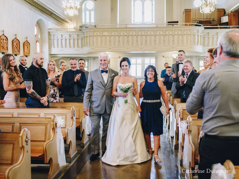 L'arrivée de la mariée à l'église Sainte-Jeanne de Chantal