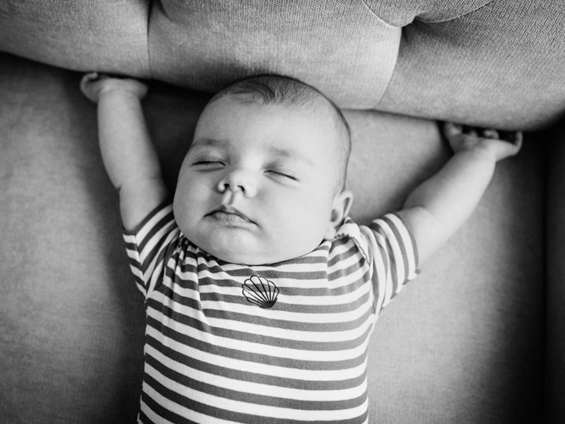 bébé de 3 mois qui dort
