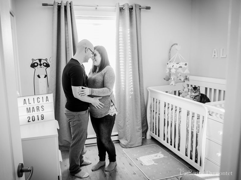 futurs parents dans la chambre du bébé