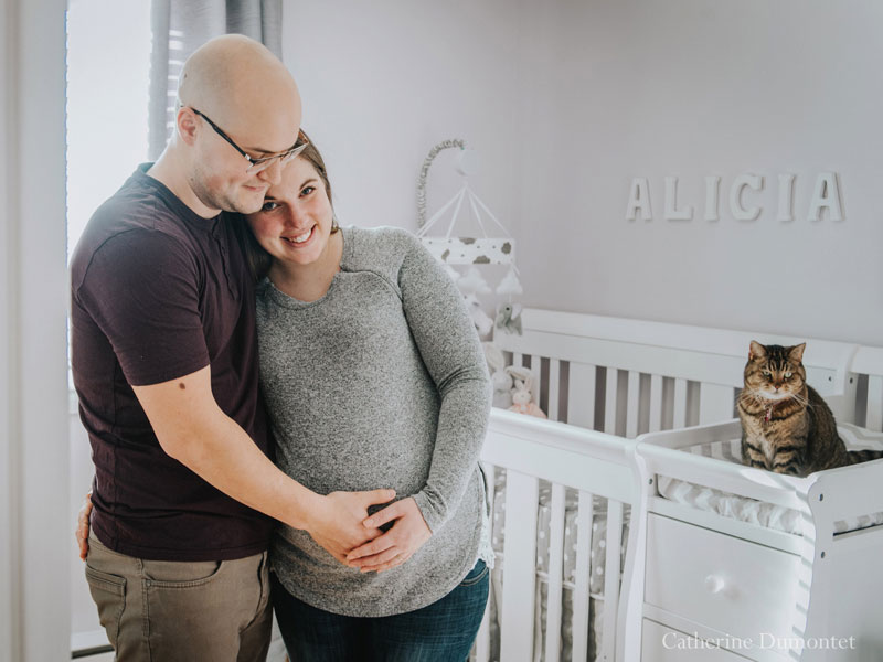 futurs parents dans la chambre du bébé