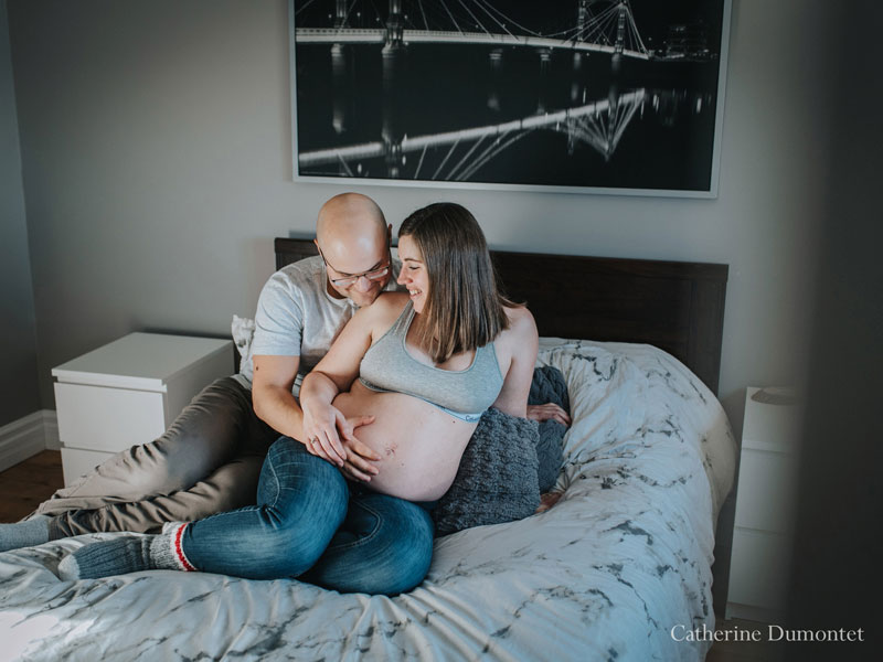 futurs parents dans leur lit