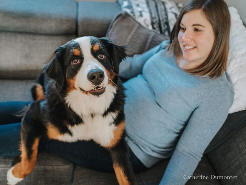 futurs maman avec sa chienne