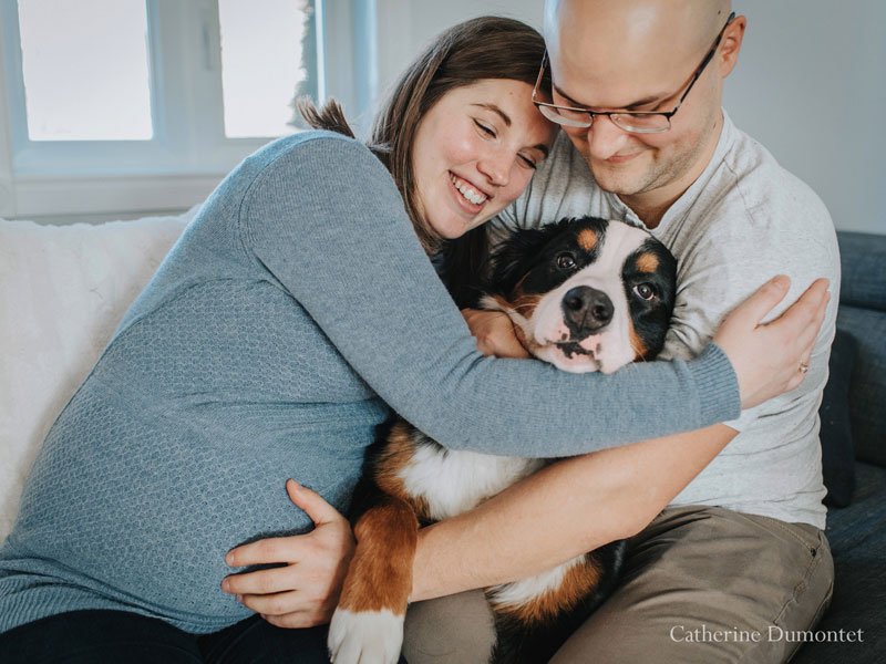 futurs parents avec leur chienne