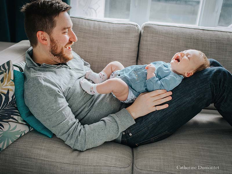 photo de bébé et papa à la maison