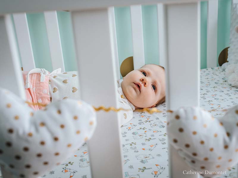 photo de bébé dans son lit