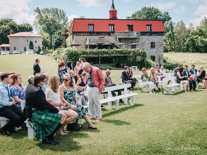 Cérémonie de mariage devant le Vieux Moulin à Rigaud