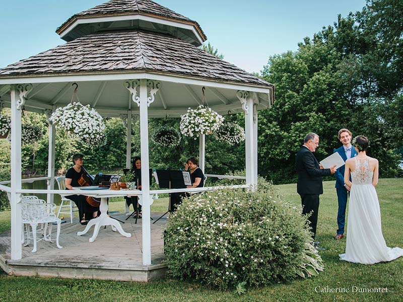 Cérémonie avec les mariés au Vieux Moulin à Rigaud