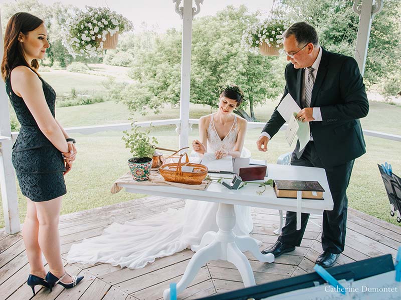 Cérémonie avec les mariés au Vieux Moulin à Rigaud