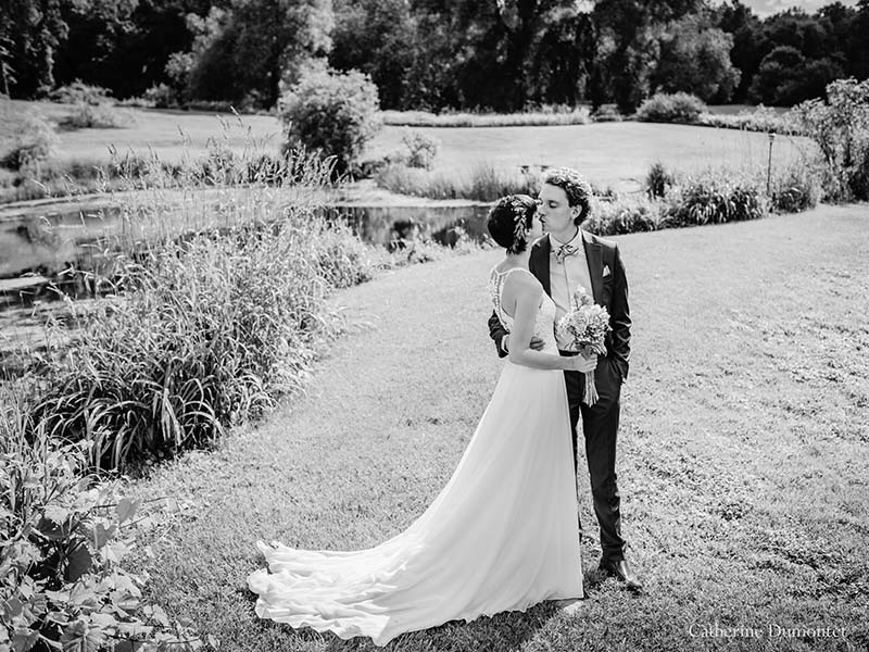 Les mariés s'embrassant au Vieux Moulin à Rigaud