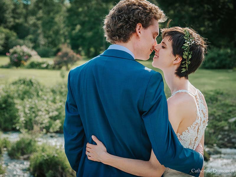 Les mariés enlacés au Vieux Moulin