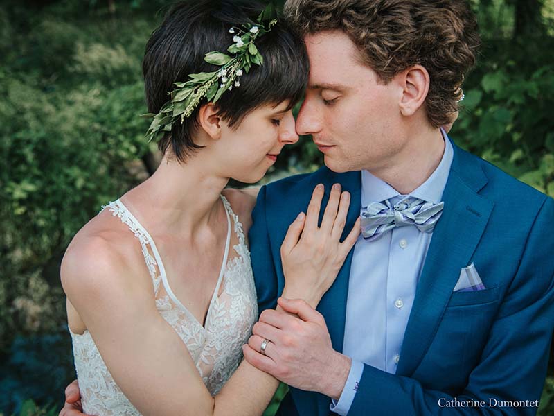 les mariés enlacés