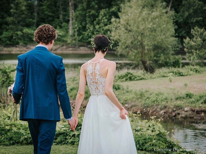 Les mariés marchant au Vieux Moulin à Rigaud