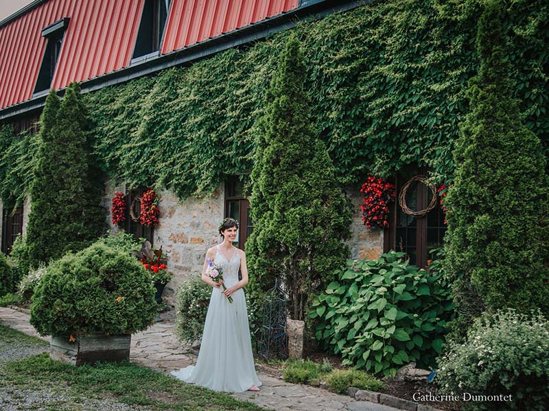 La mariée devant le Vieux Moulin à Rigaud