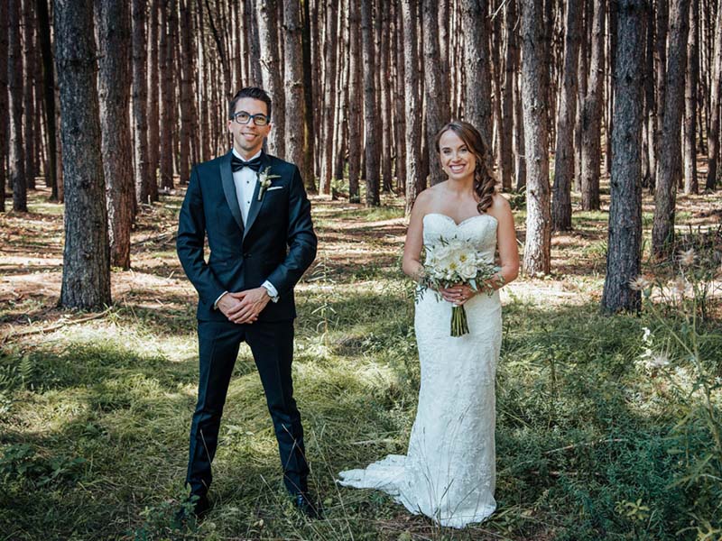 les mariés devant la forêt du Grand Lodge Mont-Tremblant
