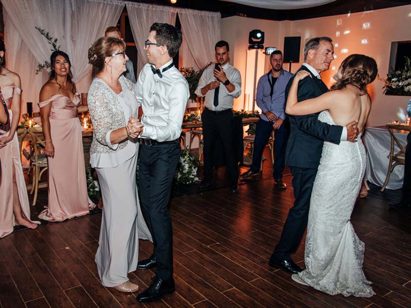 Première danse des mariés avec leurs parents