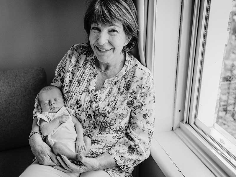 séance nouveau-né à Montréal avec grand-maman