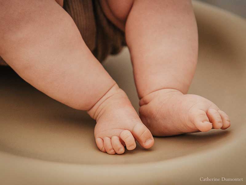 Petits pieds de bébé de six mois