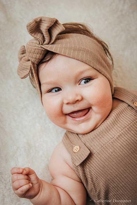 bébé souriant âgé de six mois
