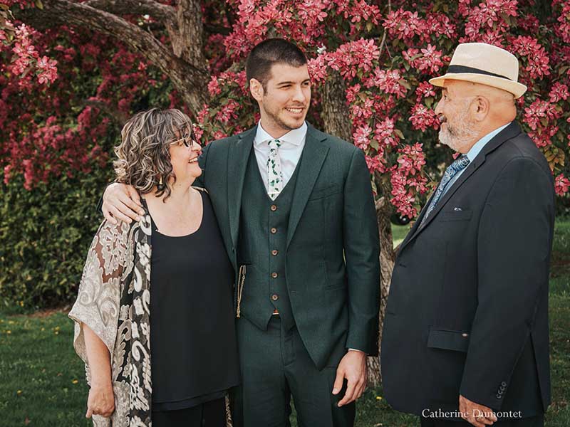 Le marié avec ses parents